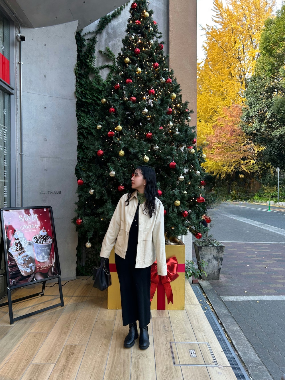 グリーン系のニット/セーター、ブラック系のワンピース、ブラック系のチョーカーを着用したレディースの冬コーディネートの3枚目の写真