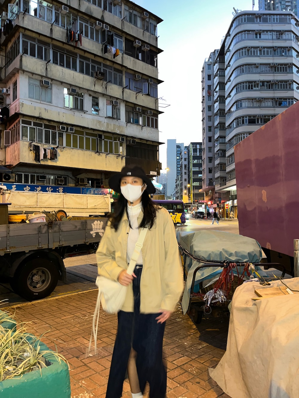 ブラック系のハットを着用したレディースの冬コーディネートの3枚目の写真