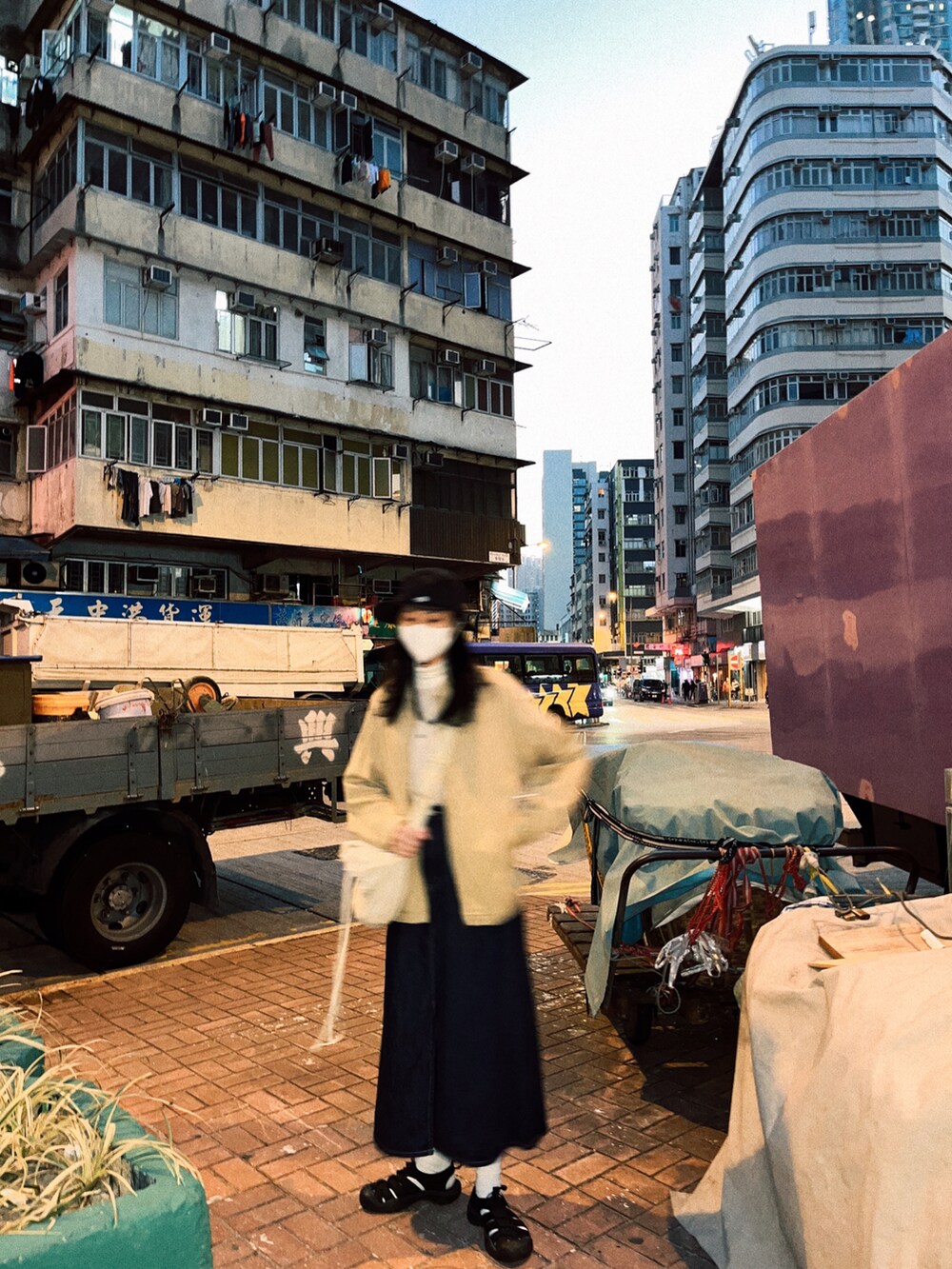 ブラック系のハットを着用したレディースの冬コーディネートの2枚目の写真