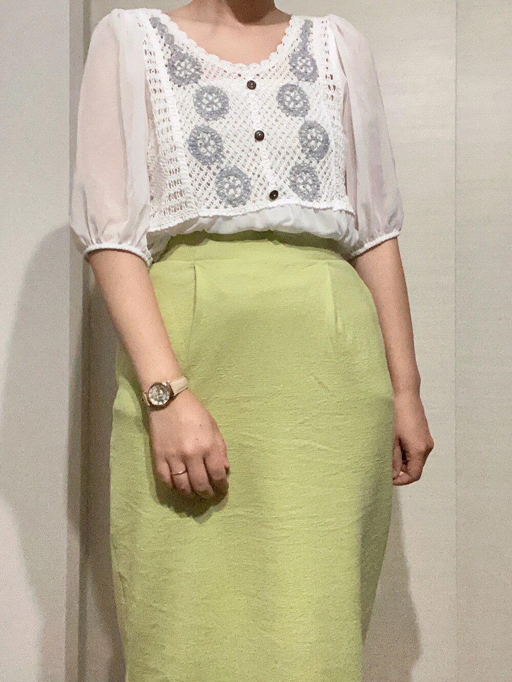 ホワイト系のカーディガン/ボレロ、グリーン系のスカート、ブラック系のサンダルを着用したレディースの夏コーディネートの3枚目の写真