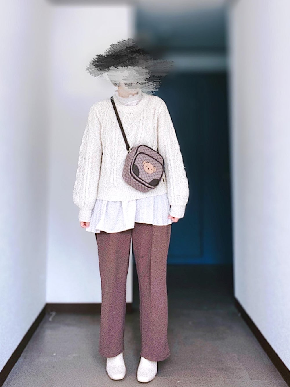 ブラウン系のショルダーバッグ、ホワイト系のニット/セーター、ベージュ系のワンピースを着用したレディースの冬コーディネートの2枚目の写真