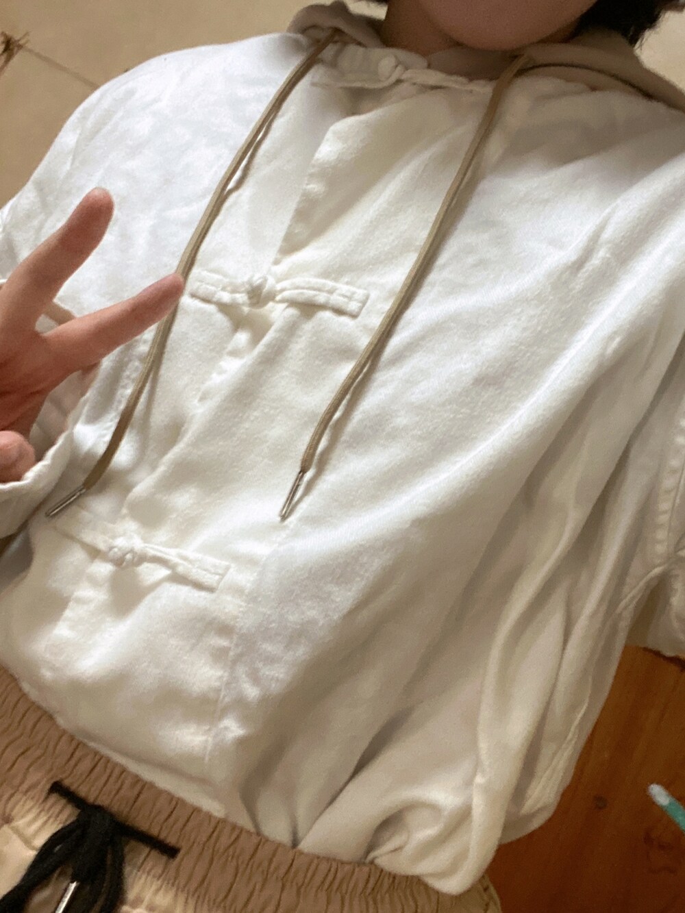 ベージュ系のカーゴパンツ、ホワイト系のシャツ/ブラウス、ベージュ系のパーカーを着用したレディースの秋コーディネートの4枚目の写真