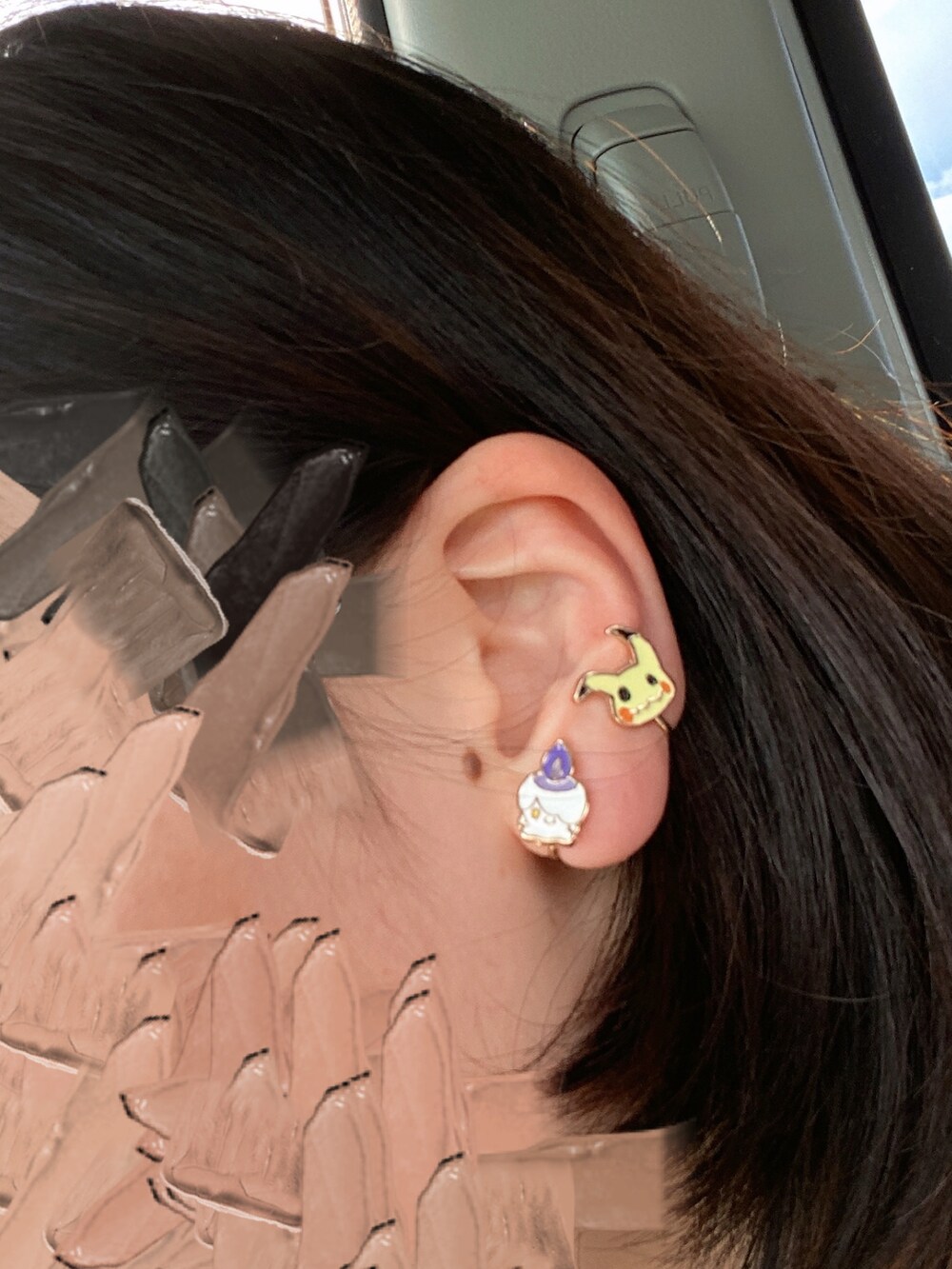 グリーン系のワンピース、ブラック系のブーツを着用したレディースの秋コーディネートの5枚目の写真