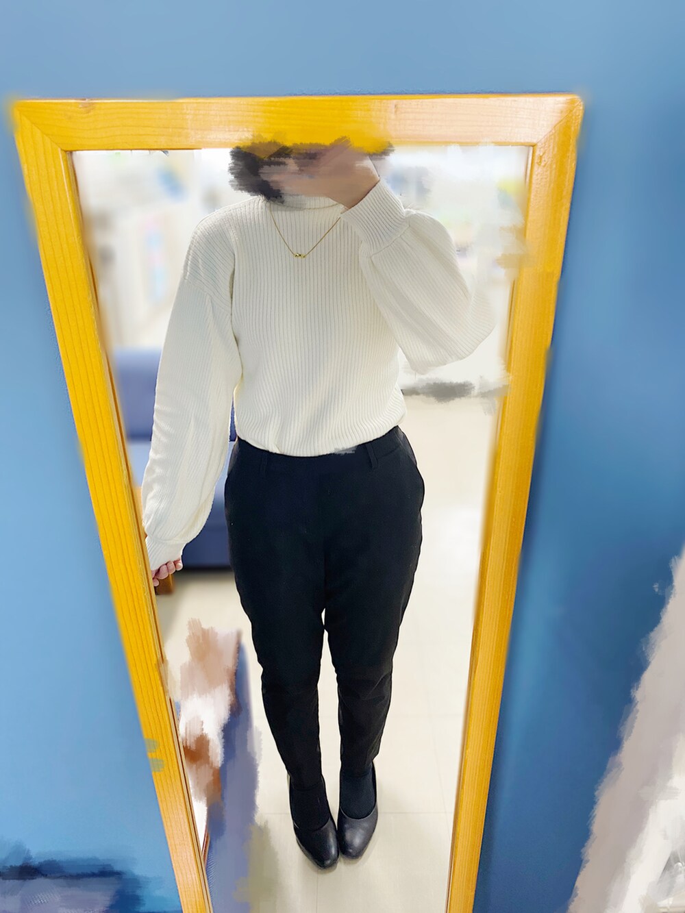 ブラック系のその他パンツ、ホワイト系のニット/セーター、ゴールド系のネックレスを着用したレディースの春コーディネートの2枚目の写真