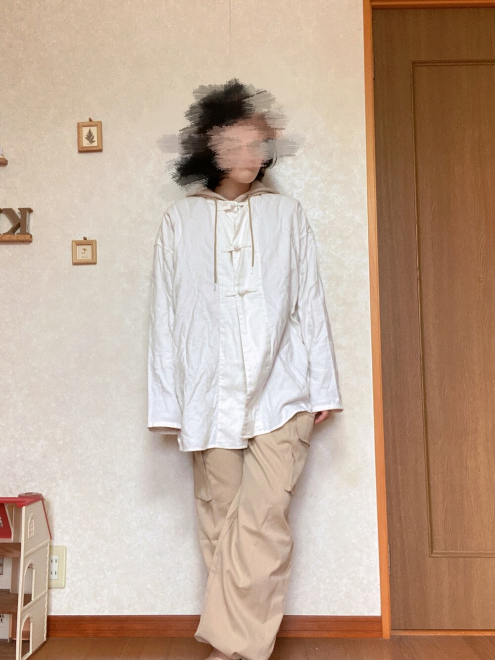 ベージュ系のカーゴパンツ、ホワイト系のシャツ/ブラウス、ベージュ系のパーカーを着用したレディースの秋コーディネートの2枚目の写真