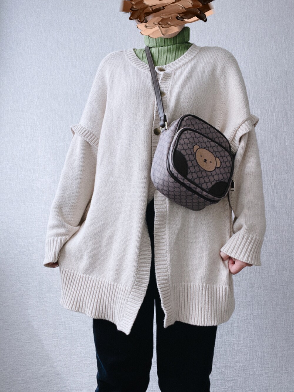 ブラック系のデニムパンツ、グレー系のニット/セーター、グリーン系のニット/セーターを着用したレディースの冬コーディネートの4枚目の写真