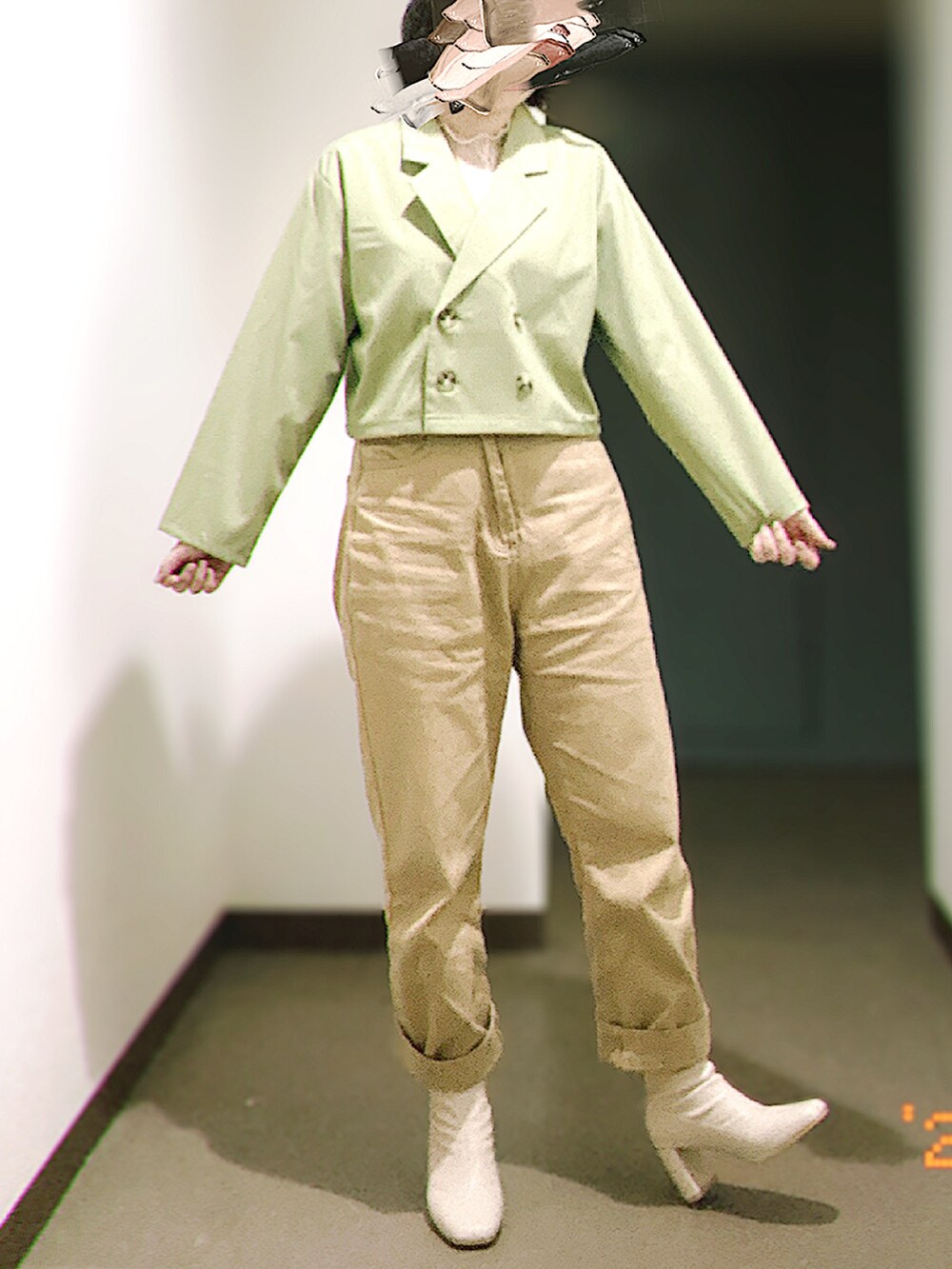 ベージュ系のデニムパンツ、ホワイト系のブーツ、グリーン系のジャケット/アウターを着用したレディースの春コーディネートの2枚目の写真