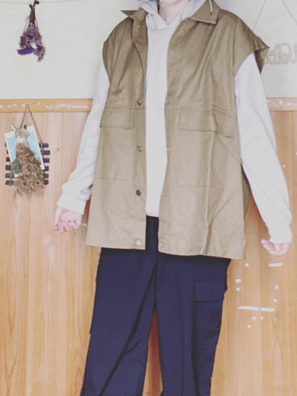 ベージュ系のパーカー、ブラウン系のその他アウター、ブラック系のカーゴパンツを着用したレディースの秋コーディネートの2枚目の写真