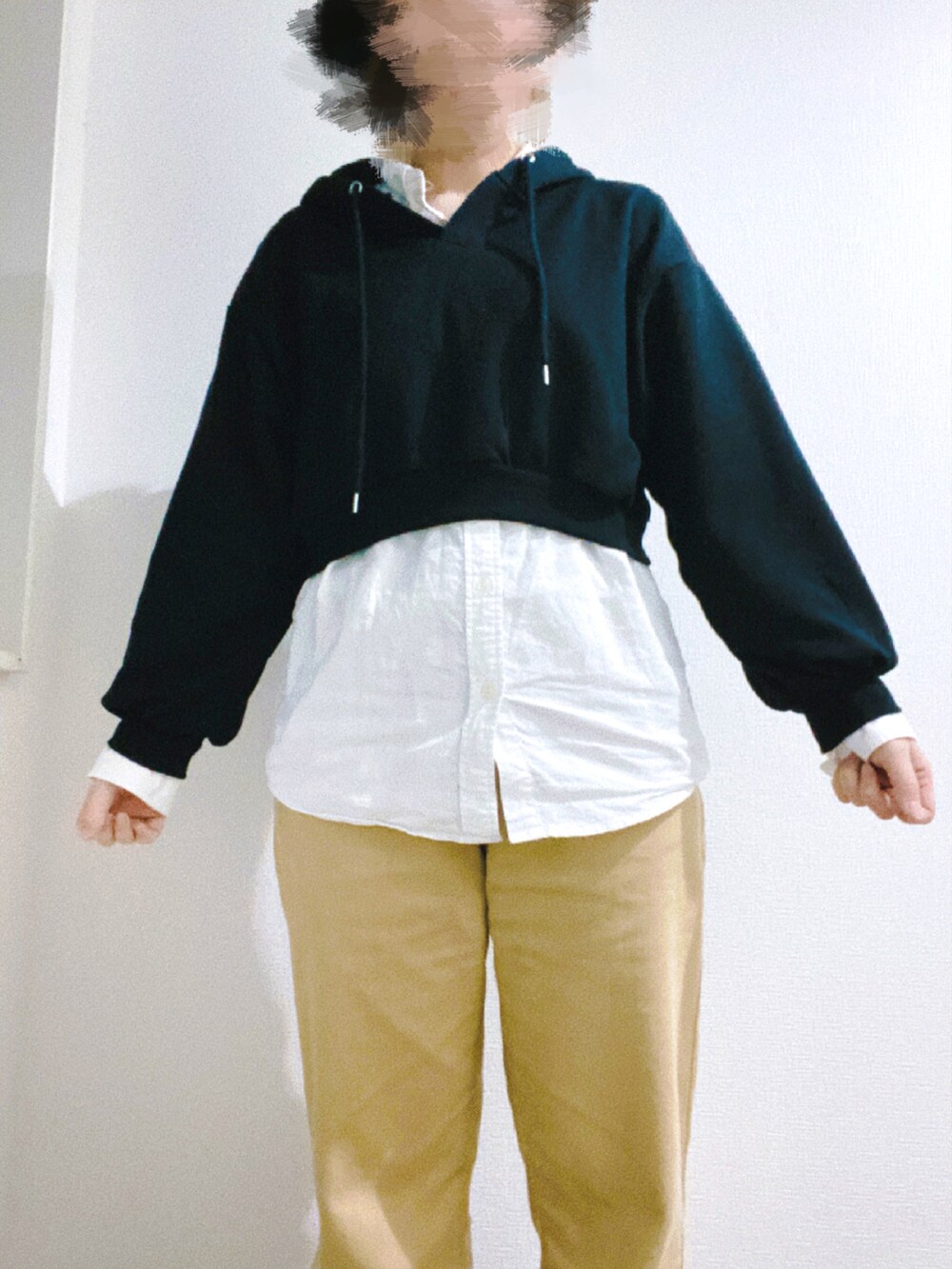 ベージュ系のデニムパンツ、ブルー系のスニーカー、ブラック系のパーカーを着用したレディースの春コーディネートの2枚目の写真