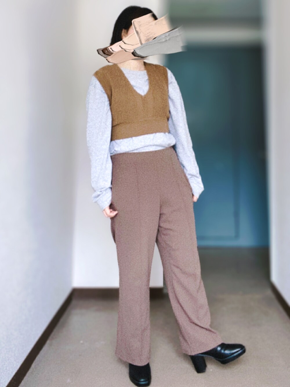 ブラウン系のスラックス、ブラウン系のニット/セーター、グレー系のTシャツ/カットソーを着用したレディースの春コーディネートの2枚目の写真