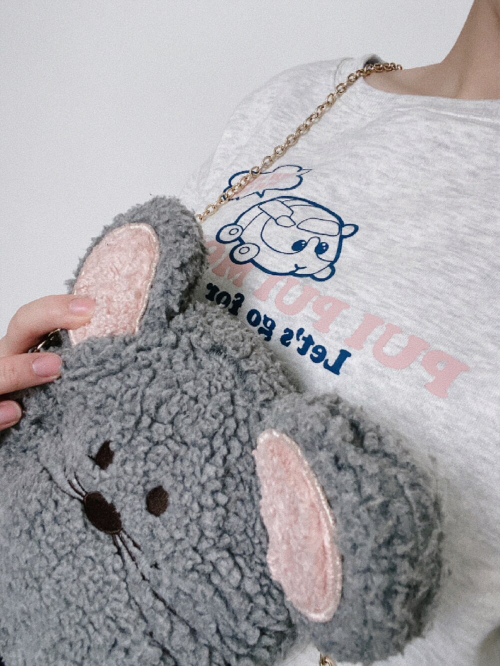 ブラック系のデニムパンツ、その他のショルダーバッグ、グレー系のスウェットを着用したレディースの冬コーディネートの3枚目の写真