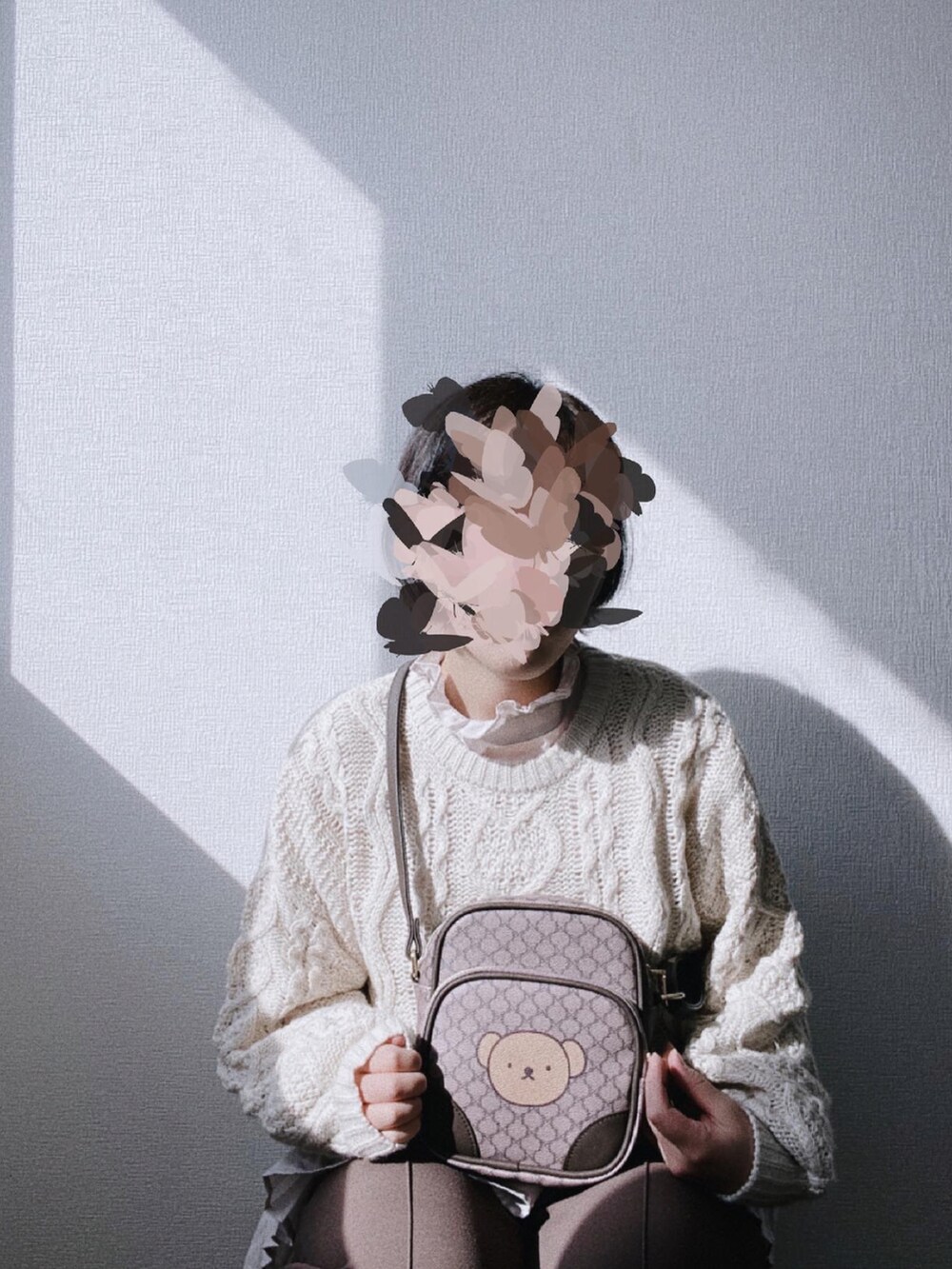 ブラウン系のショルダーバッグ、ホワイト系のニット/セーター、ベージュ系のワンピースを着用したレディースの冬コーディネートの3枚目の写真