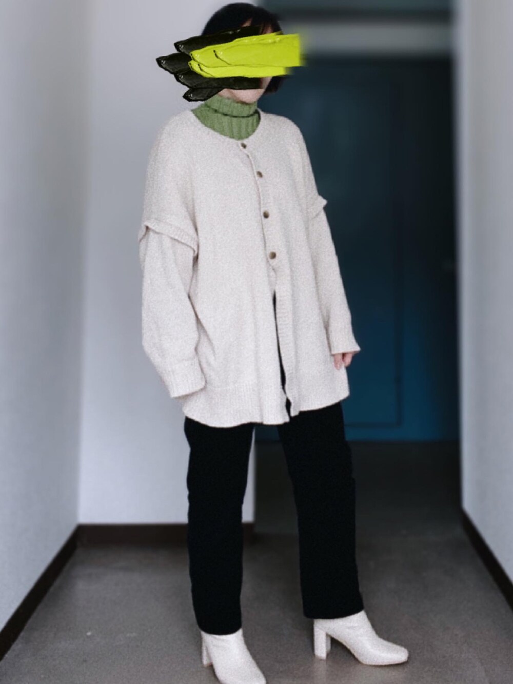 ブラック系のデニムパンツ、グレー系のニット/セーター、グリーン系のニット/セーターを着用したレディースの冬コーディネートの2枚目の写真