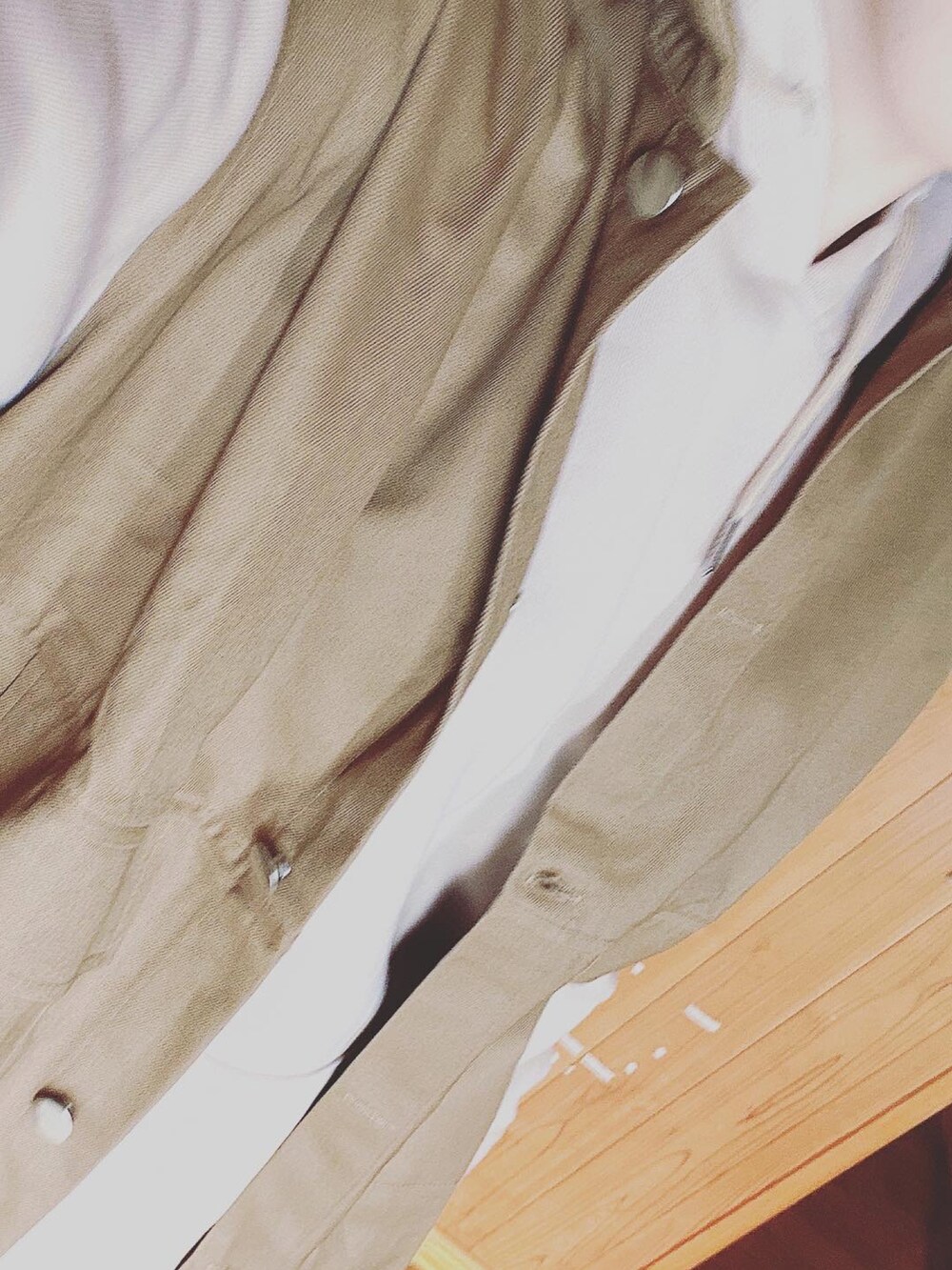 ベージュ系のパーカー、ブラウン系のその他アウター、ブラック系のカーゴパンツを着用したレディースの秋コーディネートの3枚目の写真