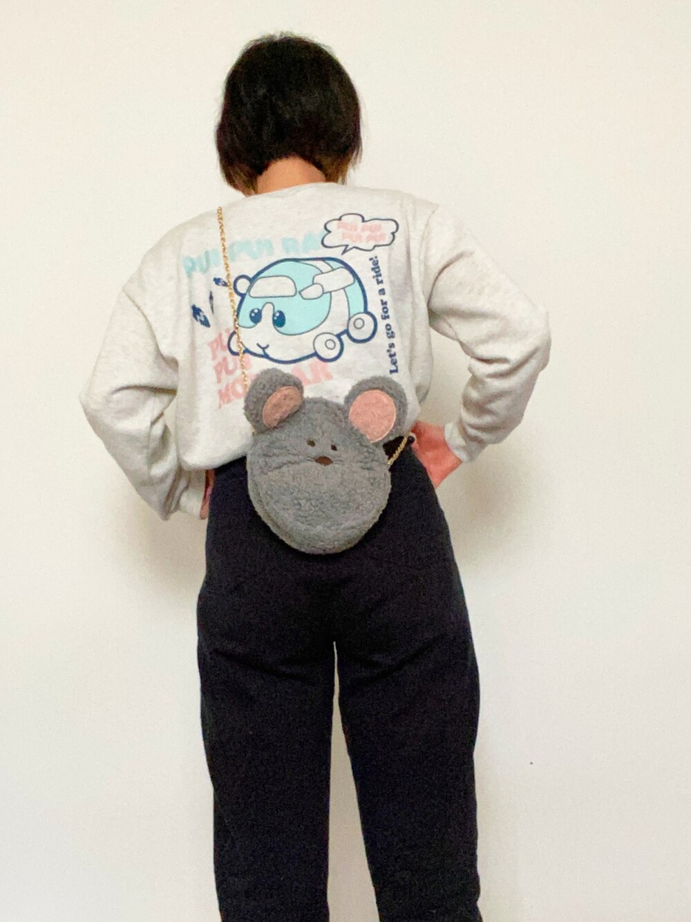 ブラック系のデニムパンツ、その他のショルダーバッグ、グレー系のスウェットを着用したレディースの冬コーディネートの2枚目の写真