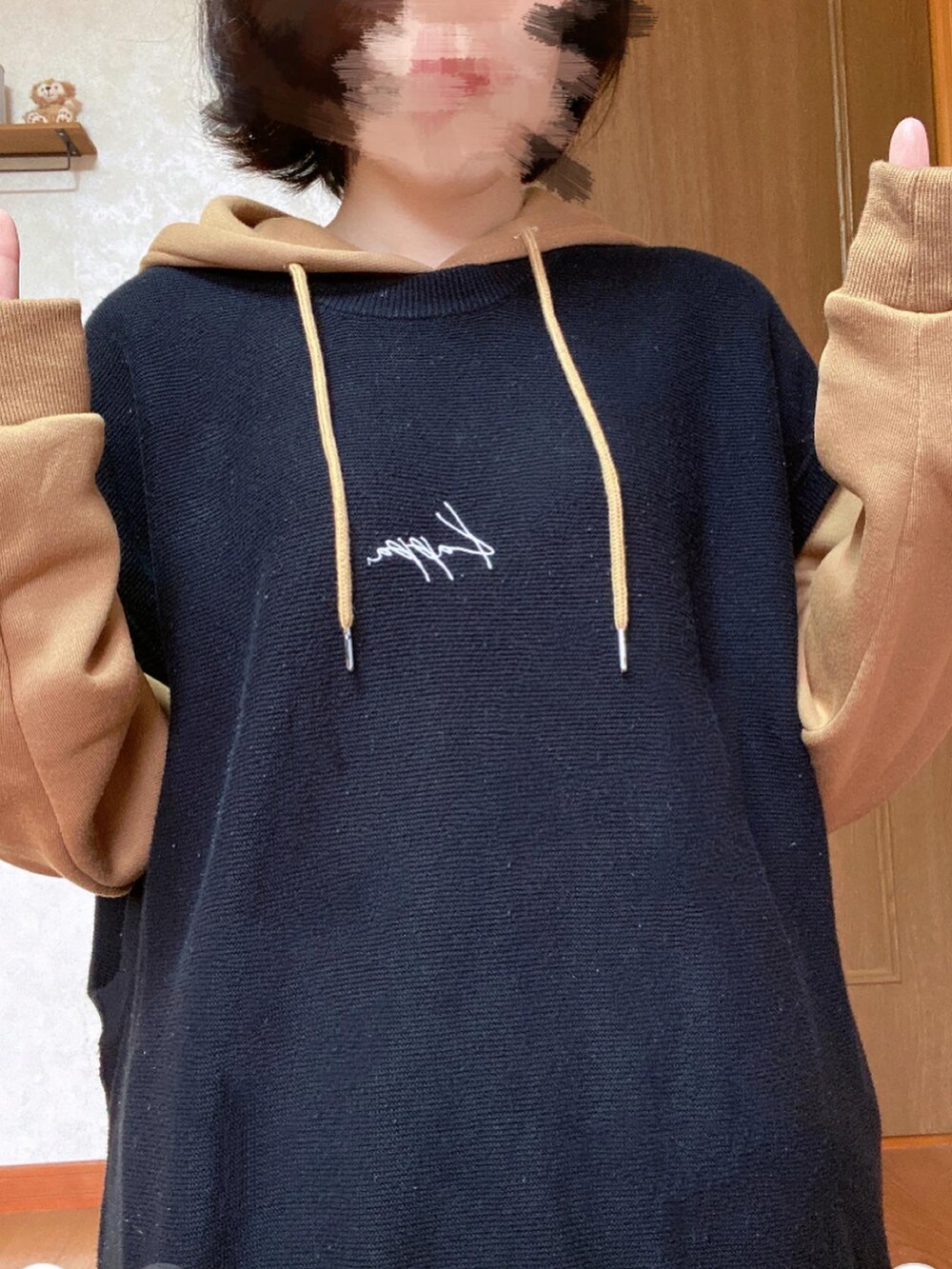 グリーン系のカーゴパンツ、ブラック系のベスト、ブラウン系のパーカーを着用したレディースの秋コーディネートの3枚目の写真