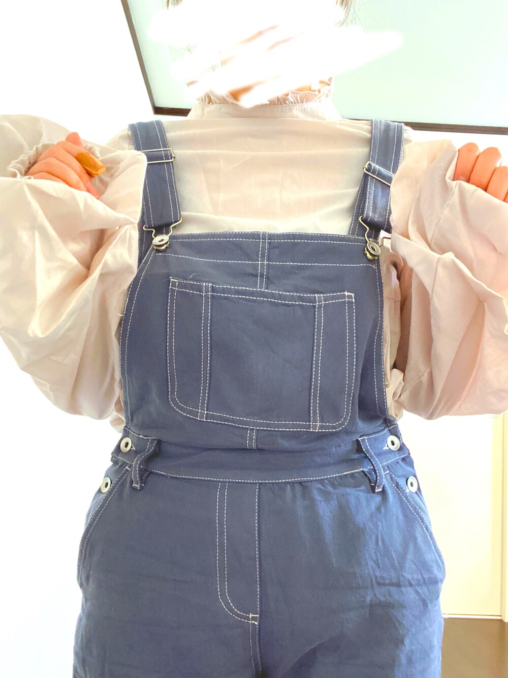 ブルー系のサロペット/オーバーオール、ホワイト系のシャツ/ブラウスを着用したレディースの冬コーディネートの3枚目の写真