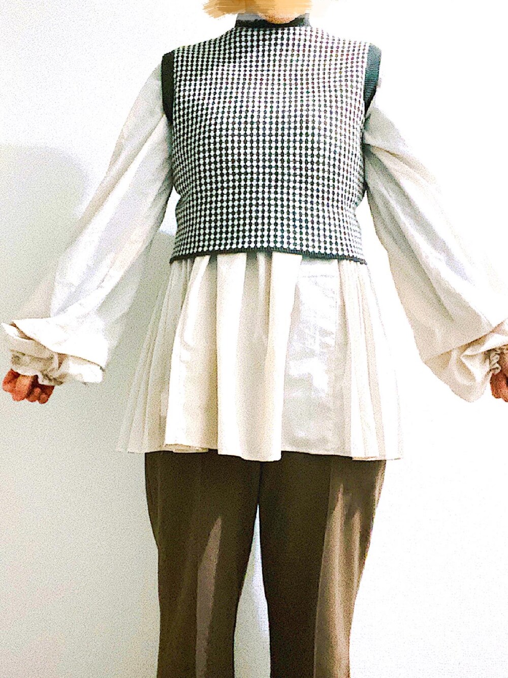 ブラウン系のスラックス、ホワイト系のブーツ、グレー系のニット/セーターを着用したレディースの春コーディネートの3枚目の写真