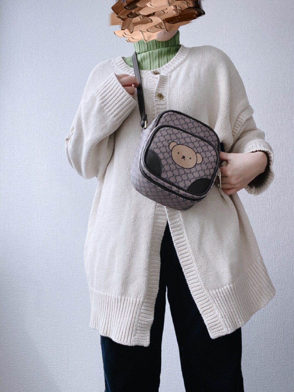 ブラック系のデニムパンツ、グレー系のニット/セーター、グリーン系のニット/セーターを着用したレディースの冬コーディネートの3枚目の写真