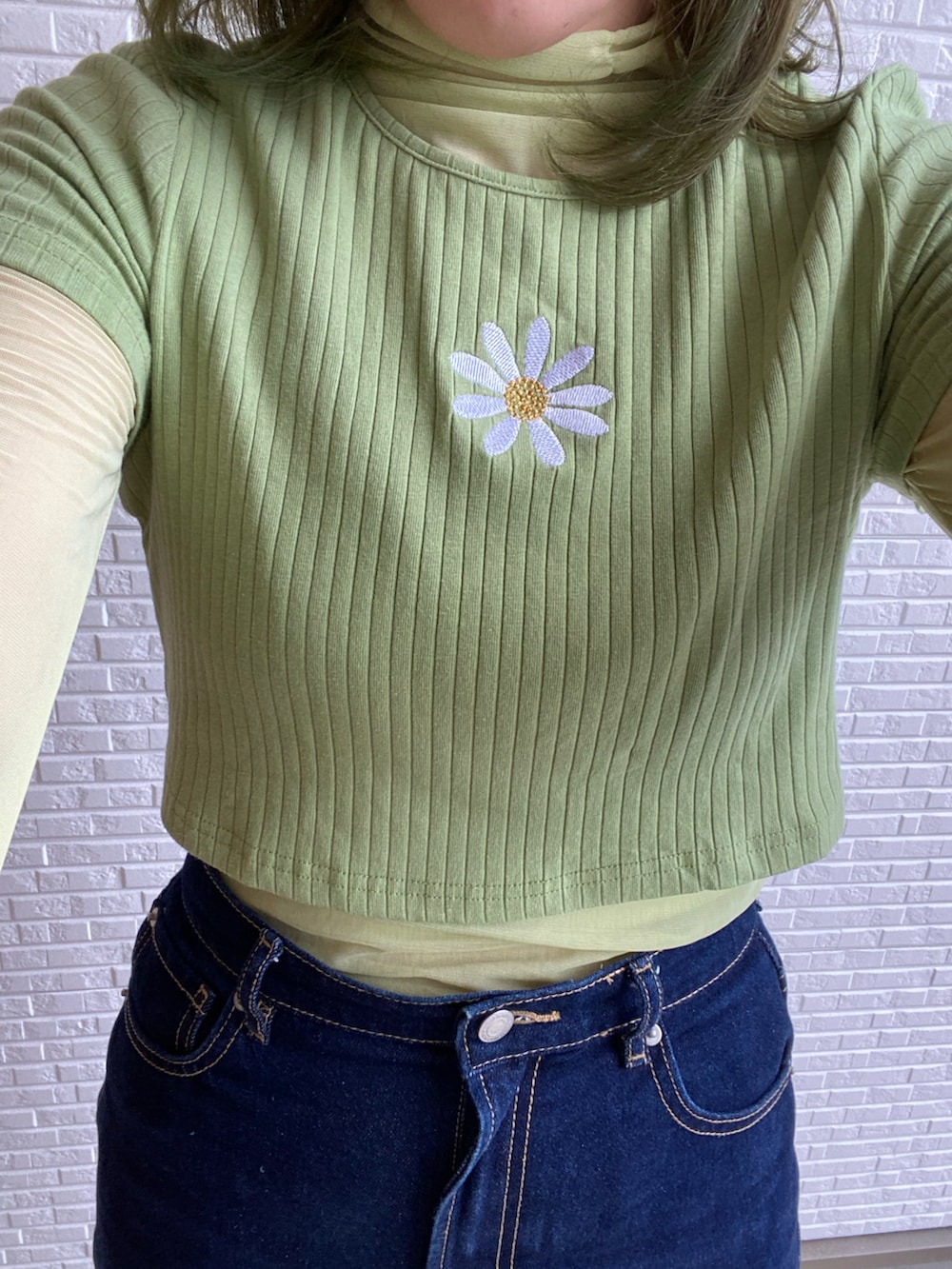 ブルー系のデニムパンツ、グリーン系のニット/セーター、グリーン系のTシャツ/カットソーを着用したレディースの夏コーディネートの2枚目の写真