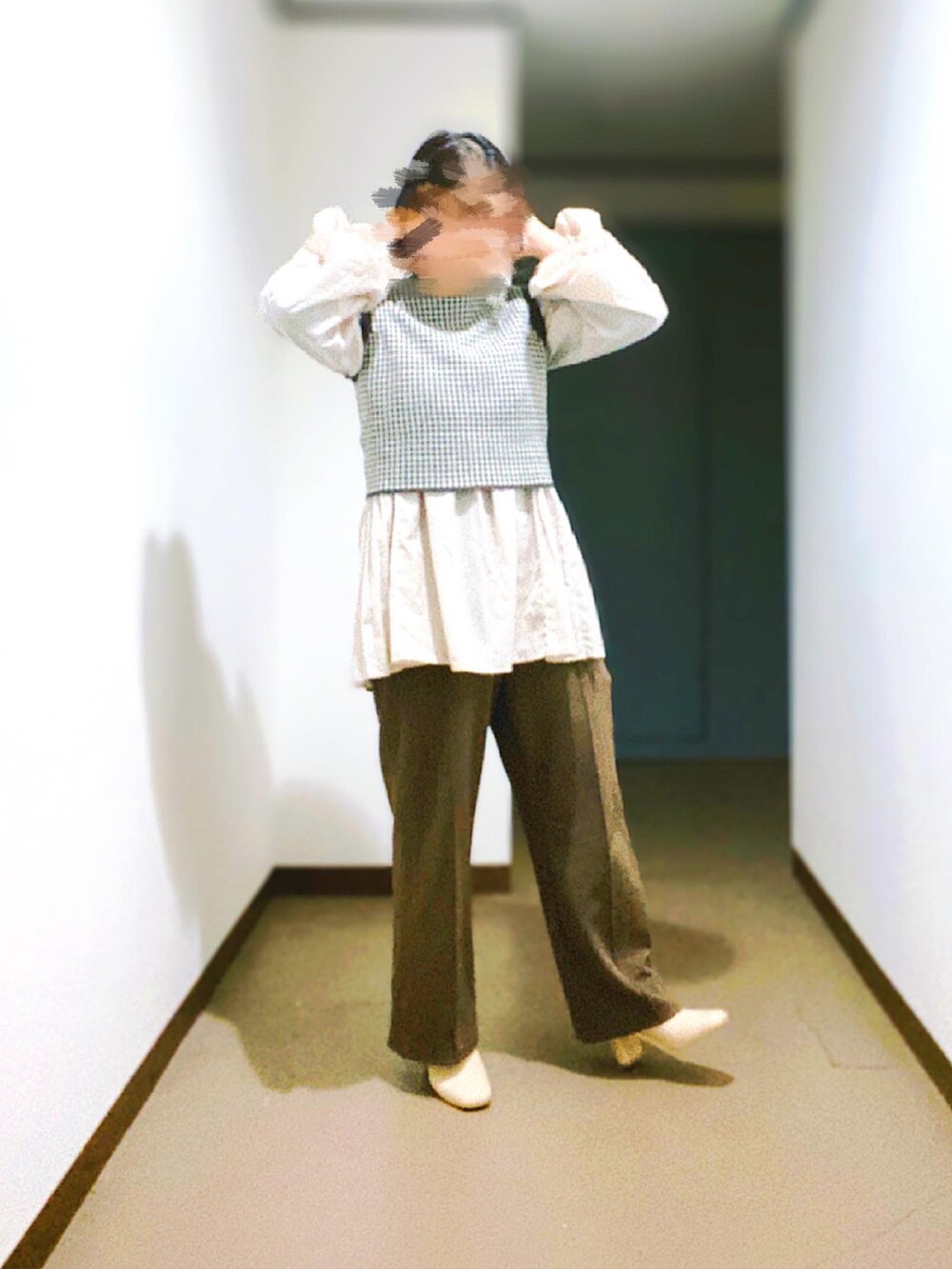 ブラウン系のスラックス、ホワイト系のブーツ、グレー系のニット/セーターを着用したレディースの春コーディネートの2枚目の写真