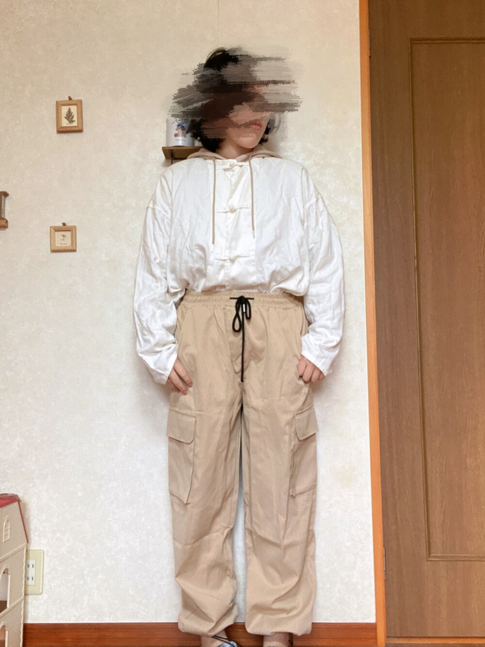 ベージュ系のカーゴパンツ、ホワイト系のシャツ/ブラウス、ベージュ系のパーカーを着用したレディースの秋コーディネートの3枚目の写真