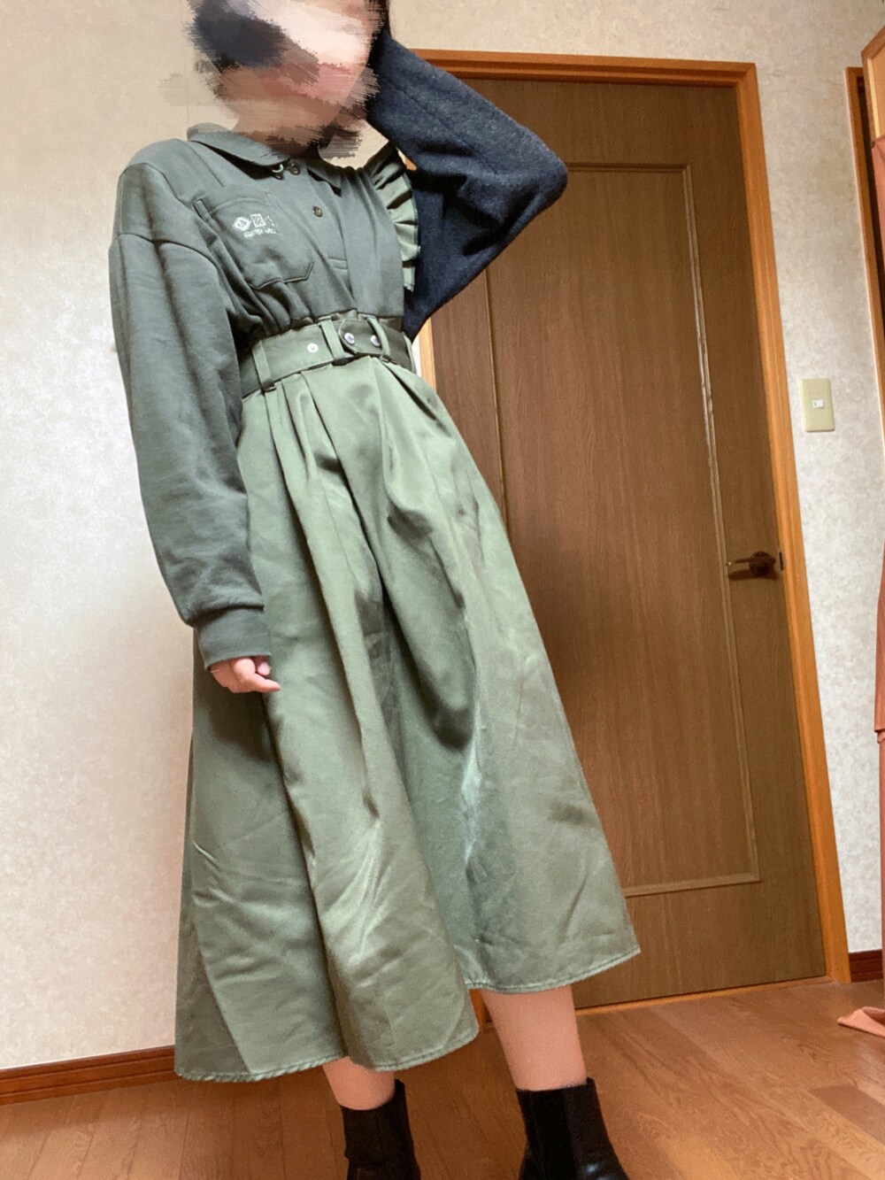 グリーン系のワンピース、ブラック系のブーツを着用したレディースの秋コーディネートの3枚目の写真