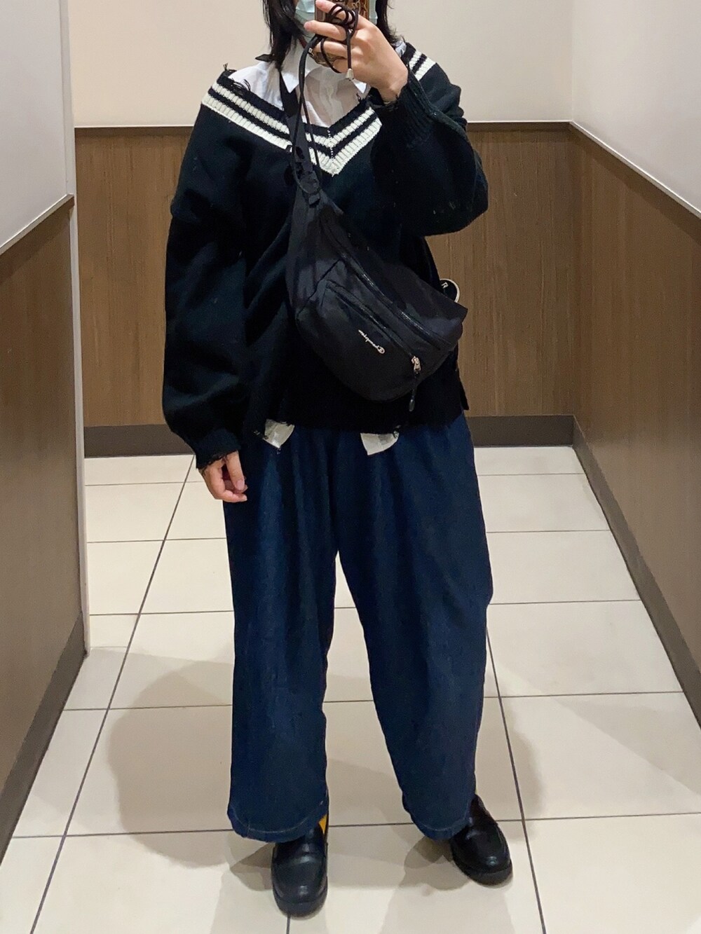 ブルー系のその他パンツ、ブラック系のボディバッグ/ウエストポーチ、ブラック系のローファーを着用したレディースの春コーディネートの2枚目の写真