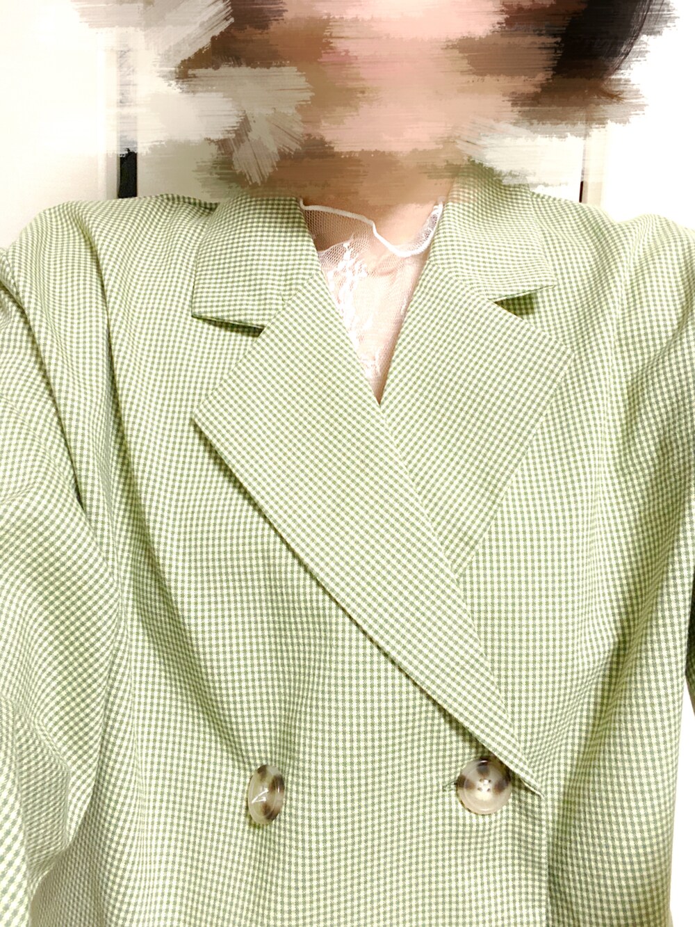 ベージュ系のデニムパンツ、ホワイト系のブーツ、グリーン系のジャケット/アウターを着用したレディースの春コーディネートの3枚目の写真