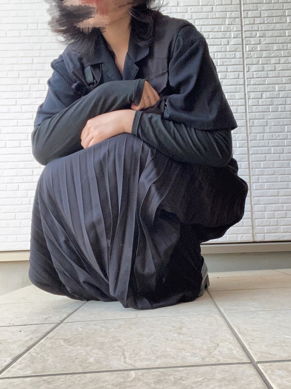 ブラック系のスカート、ブラック系のローファー、ブラック系のボディバッグ/ウエストポーチを着用したレディースの春コーディネートの4枚目の写真