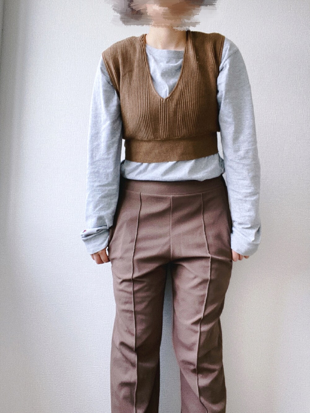 ブラウン系のスラックス、ブラウン系のニット/セーター、グレー系のTシャツ/カットソーを着用したレディースの春コーディネートの4枚目の写真