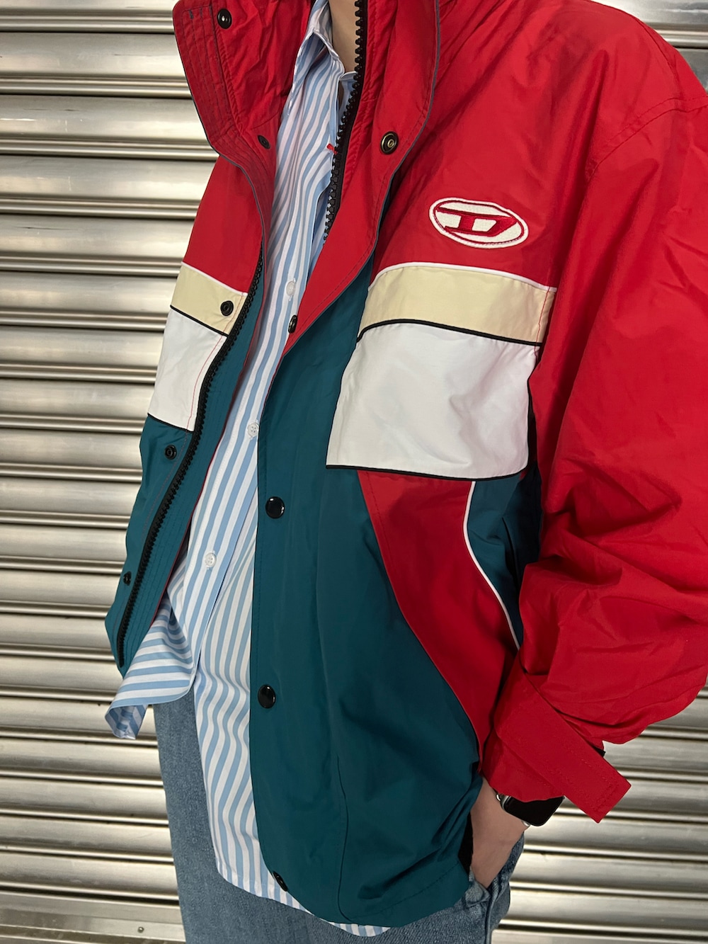 ブルー系のブルゾン、ブルー系のシャツ/ブラウス、ブルー系のデニムパンツを着用したレディースの春コーディネートの3枚目の写真