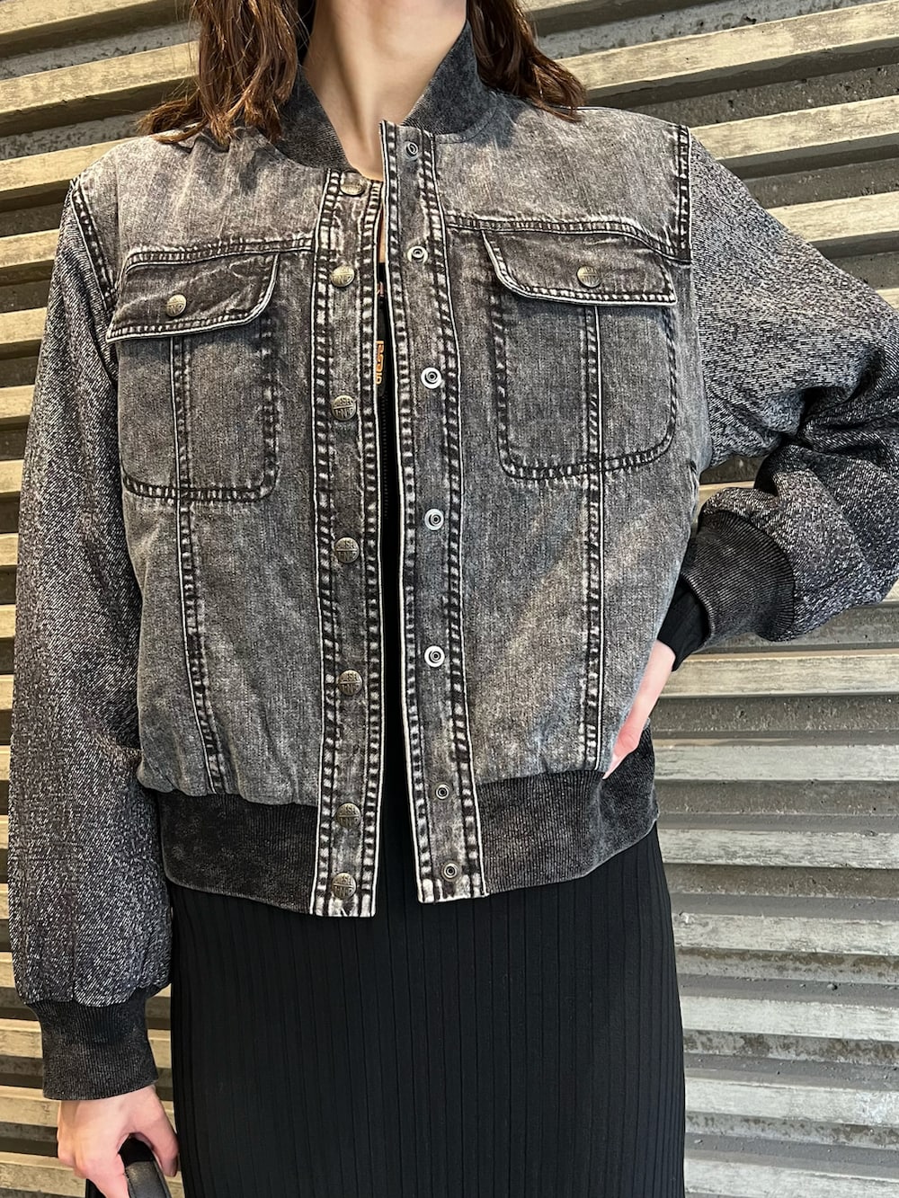 ブラック系のブルゾン、ブラック系のワンピース、ブラック系のショルダーバッグを着用したレディースの秋コーディネートの2枚目の写真