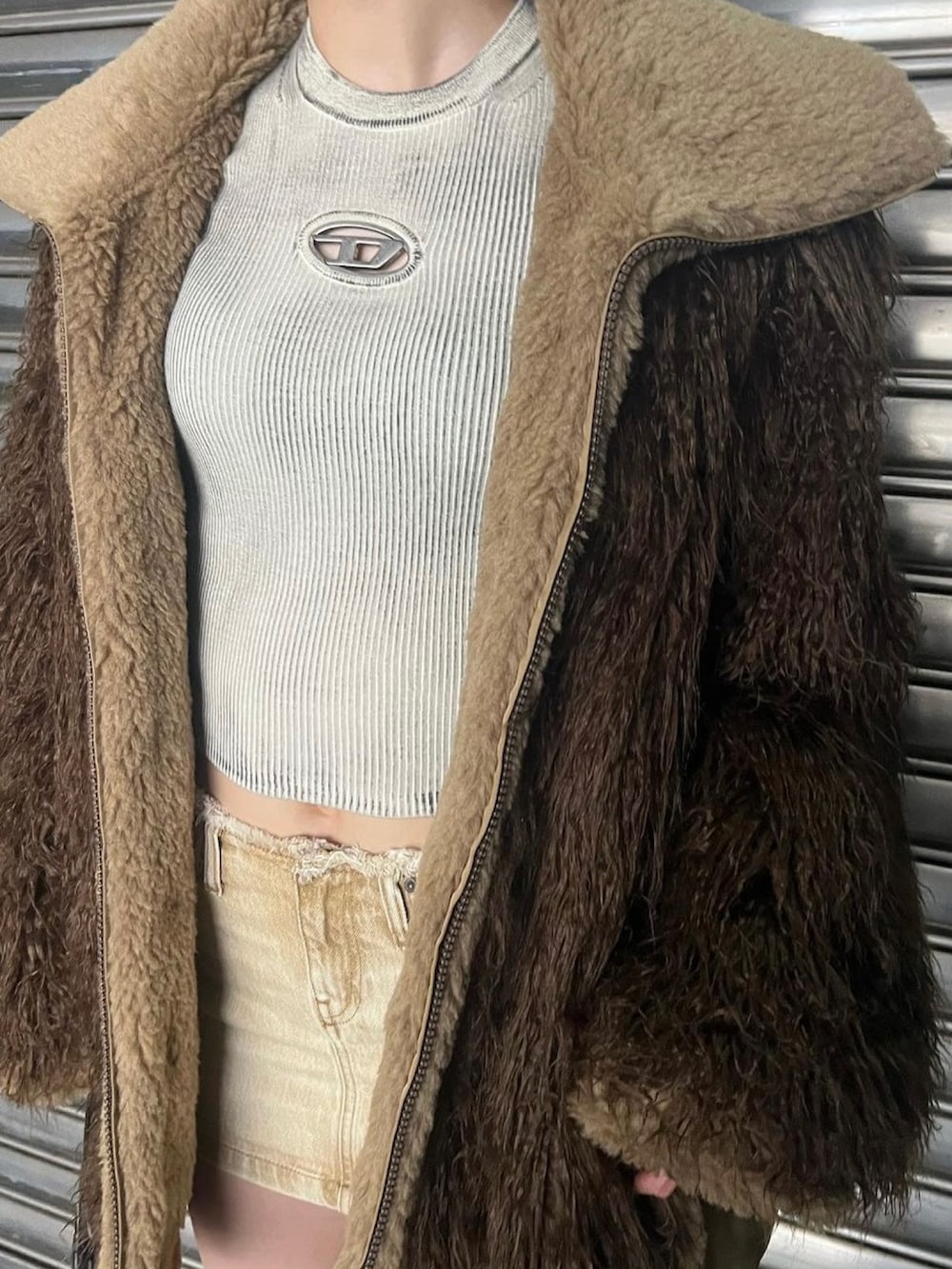 「秋冬コーデ、秋服コーデ、オーバーサイズ、アウター、Diesel、dieselosaka、ビッグシルエット、きれいめコーディネート、秋カラー、スカートスタイル、ニット」|「DIESELのアイテム(ニット/セーター、ベージュ系)」を使った、NANAMI さん(レディース・171cm)の秋コーディネートの2枚目の写真