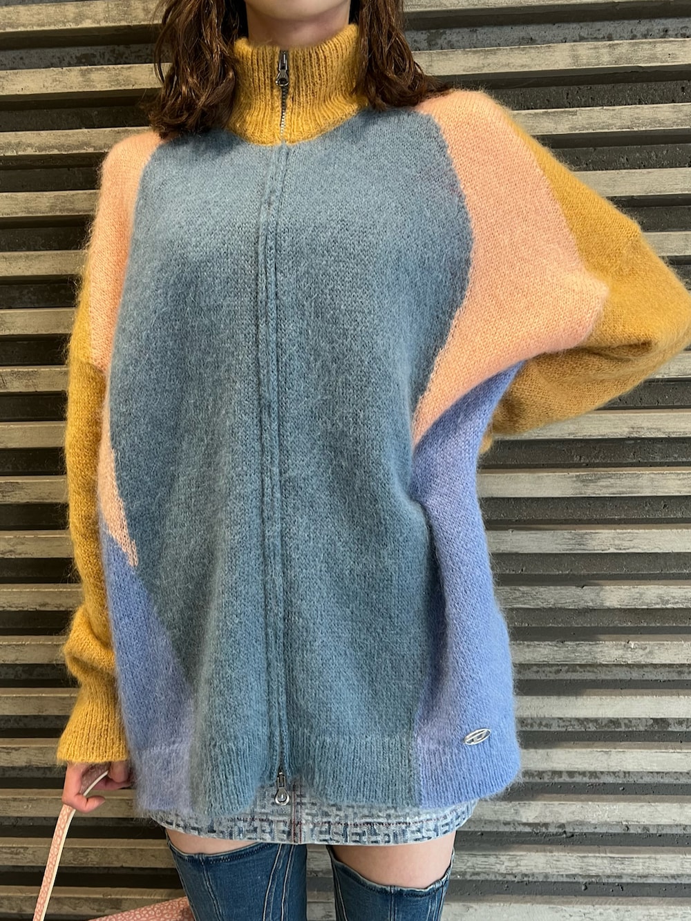 ブルー系のニット/セーター、ピンク系のニット/セーター、ブルー系のスカートを着用したレディースの秋コーディネートの2枚目の写真