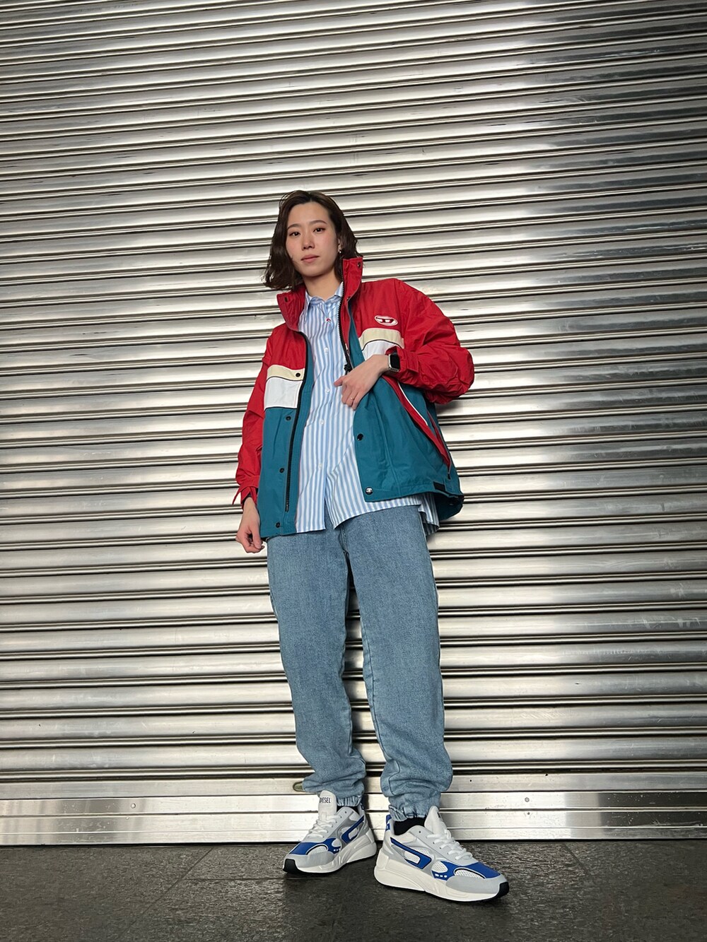 ブルー系のブルゾン、ブルー系のシャツ/ブラウス、ブルー系のデニムパンツを着用したレディースの春コーディネートの2枚目の写真