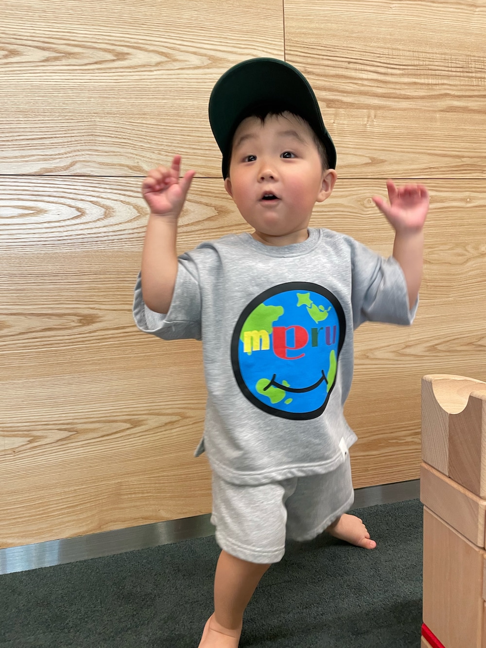 「夏コーデ、キャップ、セットアップ、スウェット、休日スタイル、ラフ、2歳、キッズコーデ、キッズファッション、おとこのこ、男の子、グレー、夏」｜「maruのアイテム（トップス、グレー系）」を使った、MANOAさん（キッズ・90cm）の夏コーディネートの3枚目の写真
