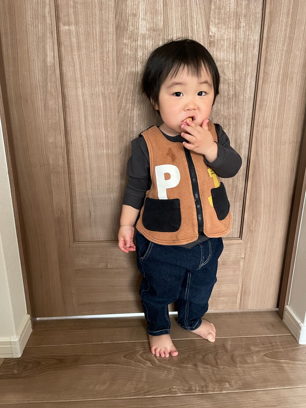 「ごきげんウィーク、休日スタイル、古着、古着MIX、キッズコーデ、バケットハット、男の子、1歳、男の子コーデ、ベスト、おとこのこ、ラフ」｜「BRANSHESの【ガーデナーテーパード】デニムパンツ（デニムパンツ、ブルー系）」を使った、MANOAさん（キッズ・80cm）の春コーディネートの2枚目の写真