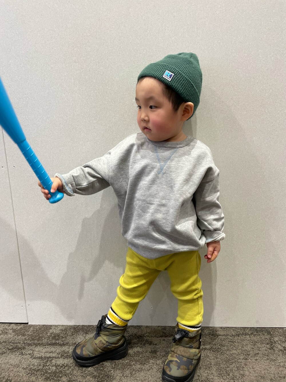 「休日コーデ、キッズファッション、休日スタイル、キッズコーデ、2歳、男の子、男の子コーデ、スウェット、パステル映える春、ディズニー、おとこのこ、リブパンツ、ラフ、プチプラ」｜「THE NORTH FACEのTHE NORTH FACE/ザ・ノース・フェイス キッズ ブーツ NFJ52281（ブーツ、グリーン系）」を使った、MANOAさん（キッズ・80cm）の冬コーディネートの3枚目の写真