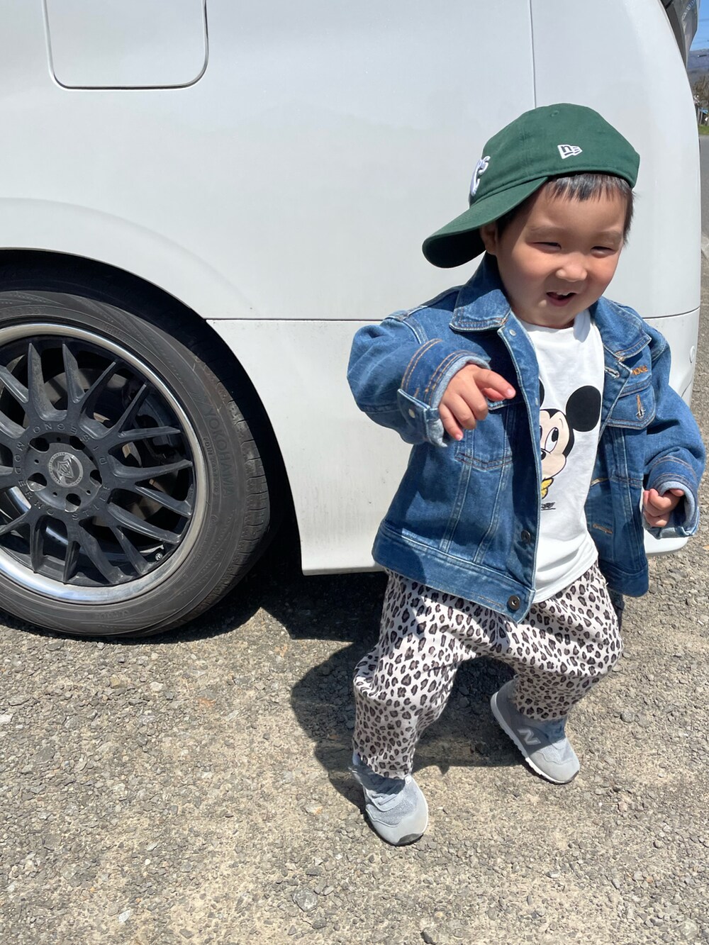「休日スタイル、お出かけコーデ、キッズ、プリントT、男の子、プチプラ、スニーカー、キッズコーデ、キッズファッション、男の子コーデ、デニムジャケット、ラフ、キャップ、おとこのこ、春夏コーデ」｜「しまむらのアイテム（Tシャツ/カットソー、ホワイト系）」を使った、MANOAさん（キッズ・90cm）の春コーディネートの3枚目の写真