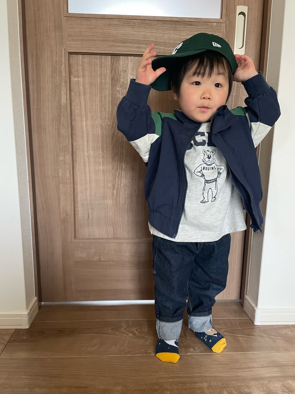 「韓国子供服、ジーンズ、プリントT、春コーデ、春、カジュアルコーデ、キッズコーデ、キッズファッション、２歳、男の子、男の子コーデ、キャップ、おとこのこ、キッズ、ラフ」｜「aimohaの【aimoha-KIDS-】【新作】 韓国子供服 アメカジバック刺繍配色ブルゾン（ブルゾン、ブルー系）」を使った、MANOAさん（キッズ・80cm）の春コーディネートの2枚目の写真