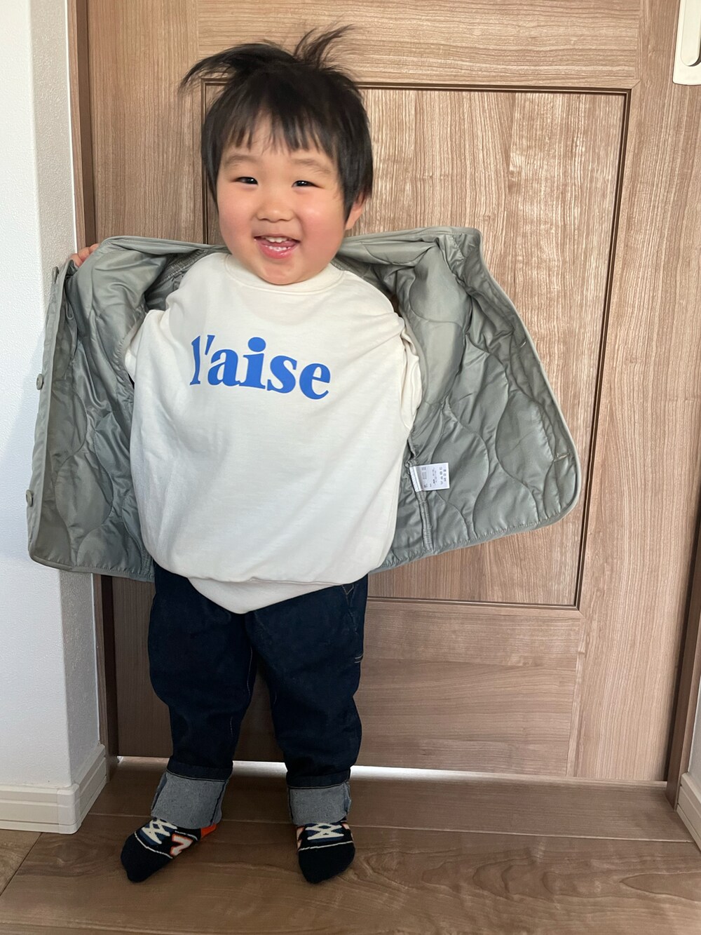 「キッズコーデ、休日スタイル、ジーンズ、ベスト、ロゴスウェット、キッズファッション、男の子、男の子コーデ、おしゃれさんと繋がりたい、2歳、春コーデ」｜「CIAOPANIC TYPYの【KIDS】【2点セット】キルティングベスト×プリントスウェット（スウェット、グリーン系）」を使った、MANOAさん（キッズ・80cm）の春コーディネートの2枚目の写真