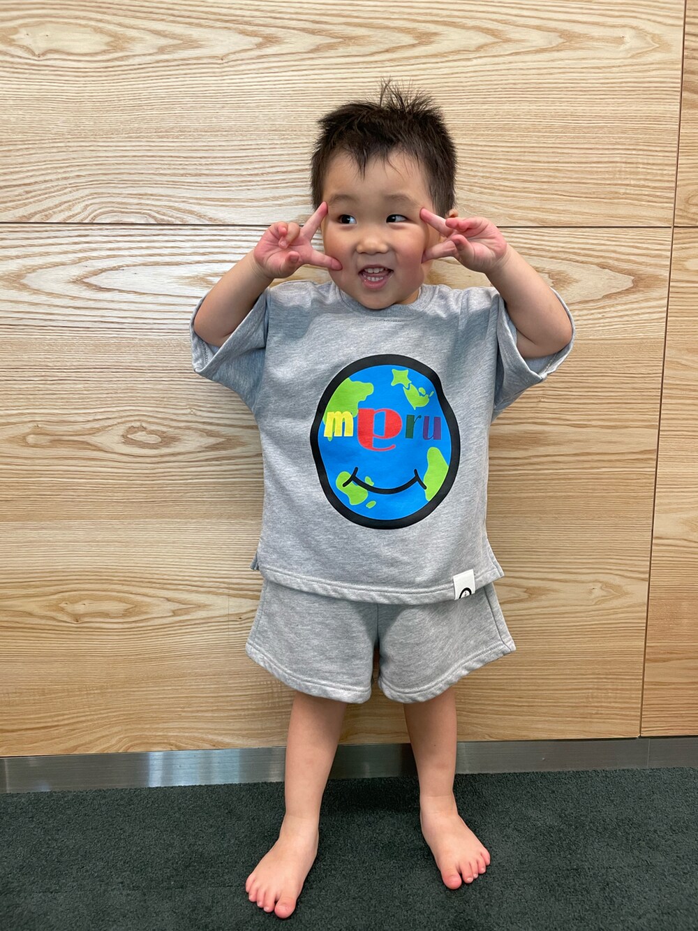 「夏コーデ、キャップ、セットアップ、スウェット、休日スタイル、ラフ、2歳、キッズコーデ、キッズファッション、おとこのこ、男の子、グレー、夏」｜「maruのアイテム（トップス、グレー系）」を使った、MANOAさん（キッズ・90cm）の夏コーディネートの2枚目の写真