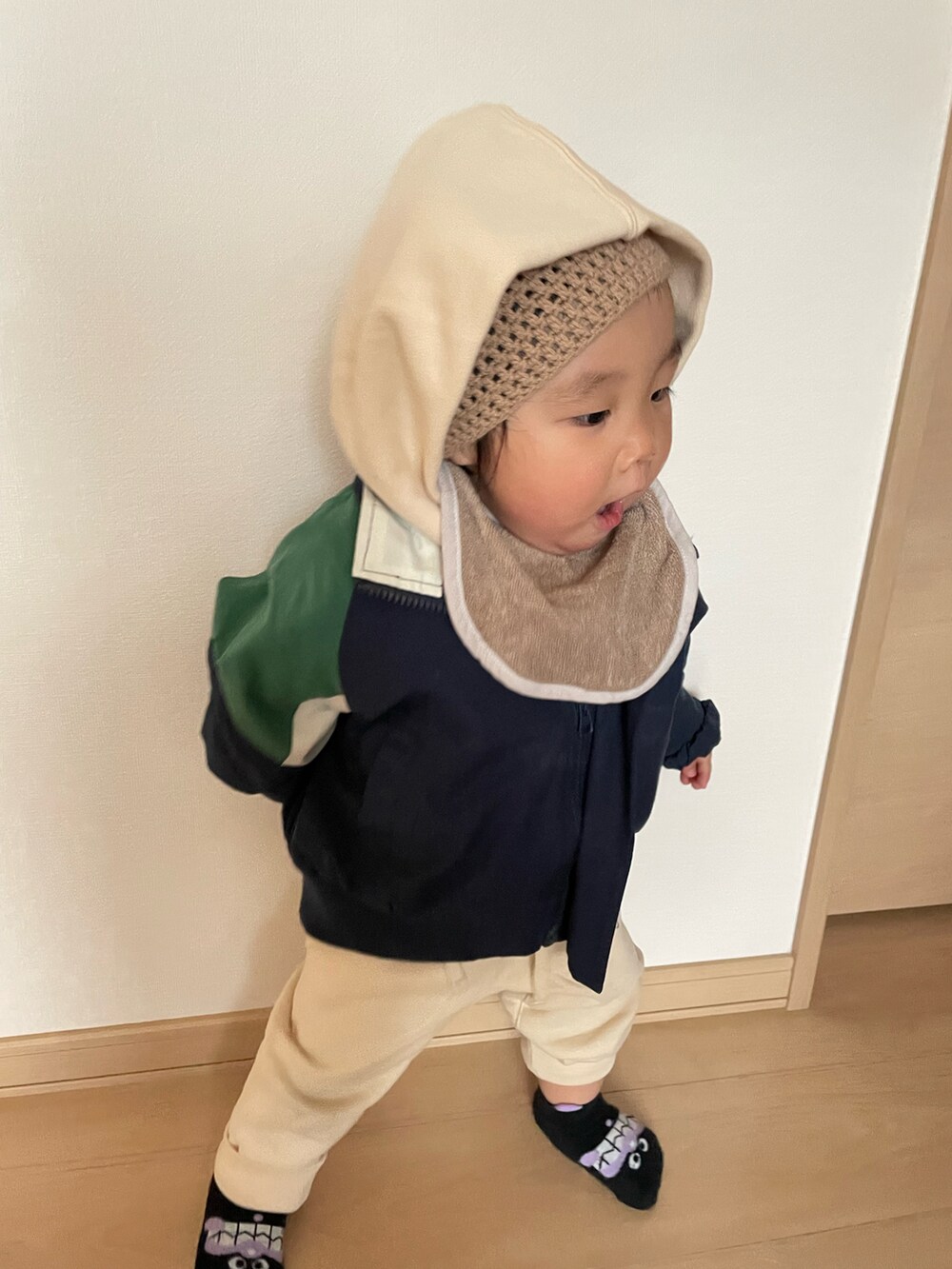「休日スタイル、キッズファッション、ゆるコーデ、セットアップ、スウェット、男の子、おとこのこ、1歳、春コーデ、韓国子供服、ラフ、公園スタイル、GAP、アンパンマン」｜「GAPの無地パーカー (幼児・ユニセックス)（パーカー、ベージュ系）」を使った、MANOAさん（キッズ・80cm）の春コーディネートの4枚目の写真