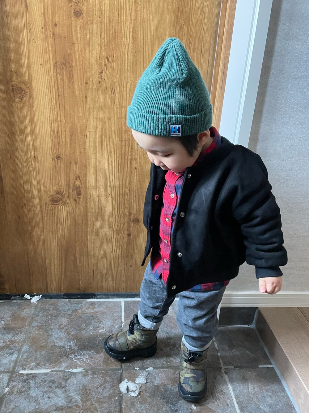 「キッズファッション、キッズコーデ、古着MIX、男の子、チェック、ニット帽、2歳、冬コーデ、THE NORTH FACE、HELLY HANSEN、男の子コーデ、ラフ、休日スタイル」｜「HELLY HANSENのアイテム（ニットキャップ/ビーニー、グリーン系）」を使った、MANOAさん（キッズ・80cm）の冬コーディネートの2枚目の写真