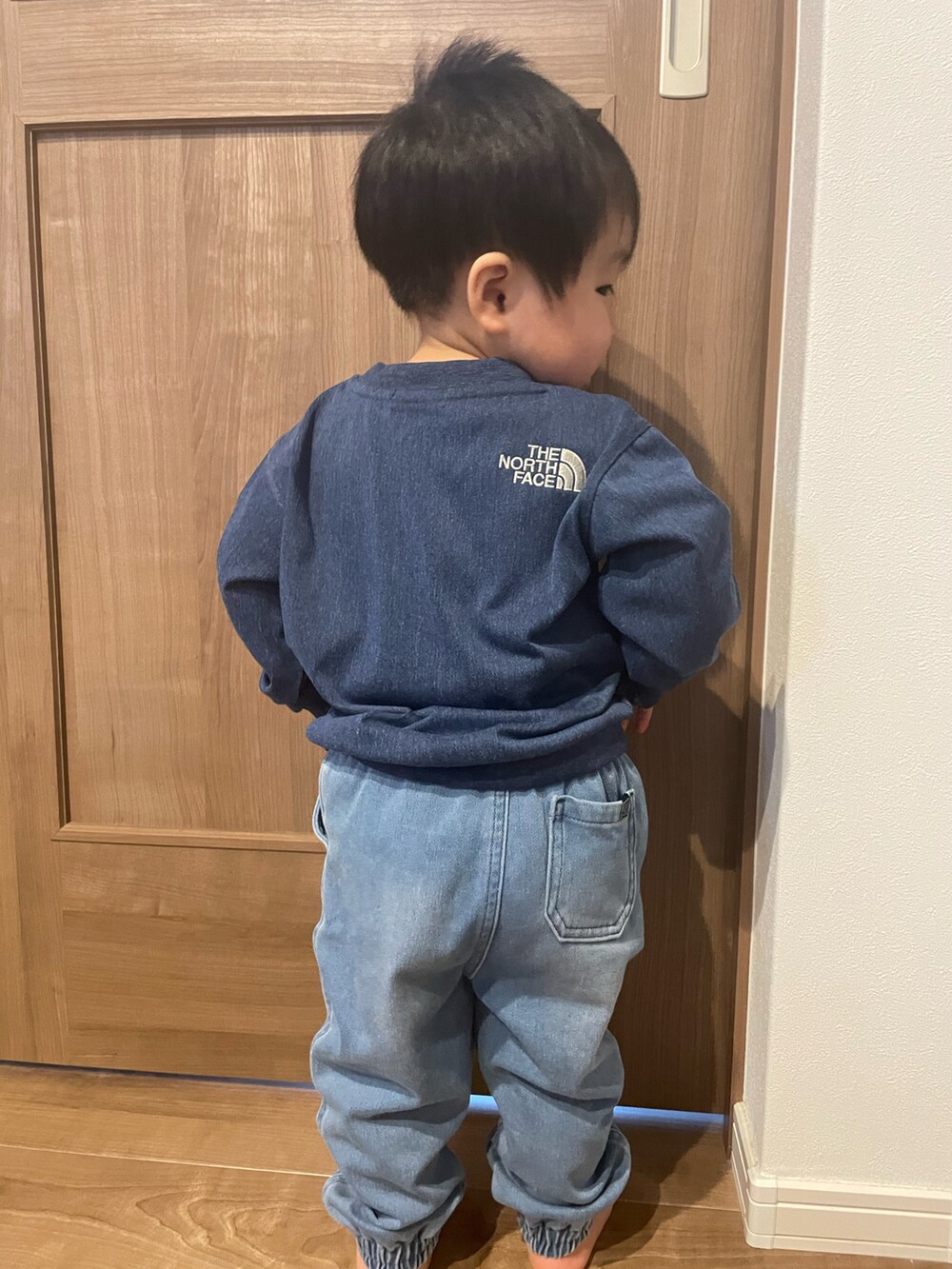 「ほめられ本命コーデ、男の子コーデ、キッズコーデ、デニム、キッズファッション、男の子、ラフ、ジョガーパンツ、スウェット、休日スタイル、GAP、ゆるコーデ、おとこのこ、ノースフェイス」｜「GAPのニット デニム ジョガーパンツ (幼児)（デニムパンツ、ブルー系）」を使った、MANOAさん（キッズ・80cm）の冬コーディネートの3枚目の写真