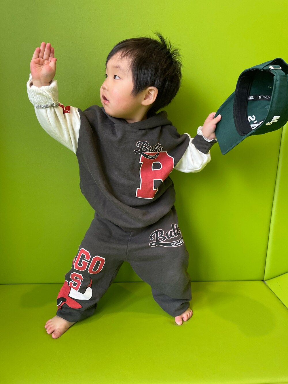 「キッズファッション、ラフ、キッズコーデ、おとこのこ、男の子、男の子コーデ、スウェット、セットアップ、CHICAGO BULLS、シカゴブルズ、キャップ、ゆるコーデ、ラクチンコーデ」｜「ZARAのアイテム（トップス、グレー系）」を使った、MANOAさん（キッズ・80cm）の春コーディネートの3枚目の写真