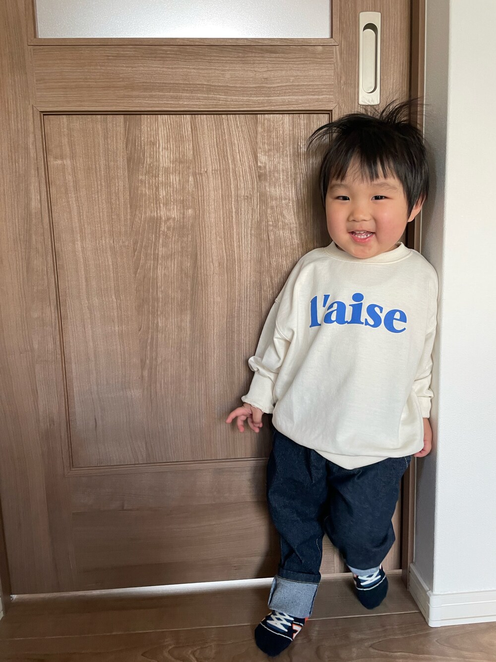 「キッズコーデ、休日スタイル、ジーンズ、ベスト、ロゴスウェット、キッズファッション、男の子、男の子コーデ、おしゃれさんと繋がりたい、2歳、春コーデ」｜「CIAOPANIC TYPYの【KIDS】【2点セット】キルティングベスト×プリントスウェット（スウェット、グリーン系）」を使った、MANOAさん（キッズ・80cm）の春コーディネートの3枚目の写真