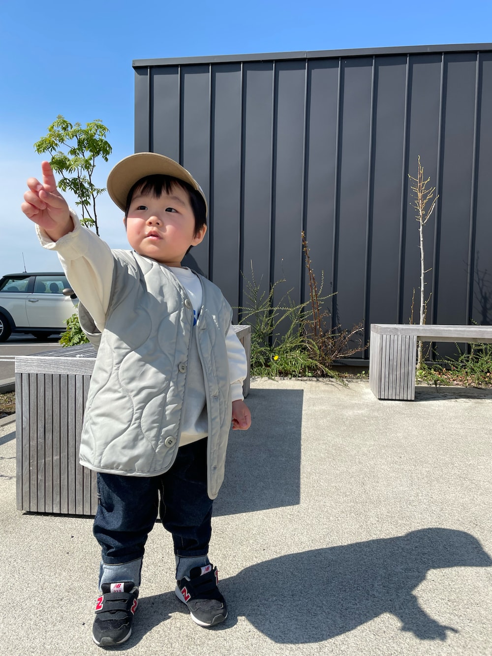 「キッズコーデ、休日スタイル、ジーンズ、ベスト、ロゴスウェット、キッズファッション、男の子、男の子コーデ、おしゃれさんと繋がりたい、2歳、春コーデ」｜「CIAOPANIC TYPYの【KIDS】【2点セット】キルティングベスト×プリントスウェット（スウェット、グリーン系）」を使った、MANOAさん（キッズ・80cm）の春コーディネートの4枚目の写真