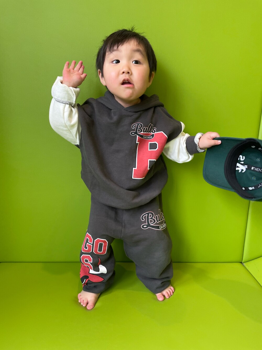 「キッズファッション、ラフ、キッズコーデ、おとこのこ、男の子、男の子コーデ、スウェット、セットアップ、CHICAGO BULLS、シカゴブルズ、キャップ、ゆるコーデ、ラクチンコーデ」｜「ZARAのアイテム（トップス、グレー系）」を使った、MANOAさん（キッズ・80cm）の春コーディネートの2枚目の写真